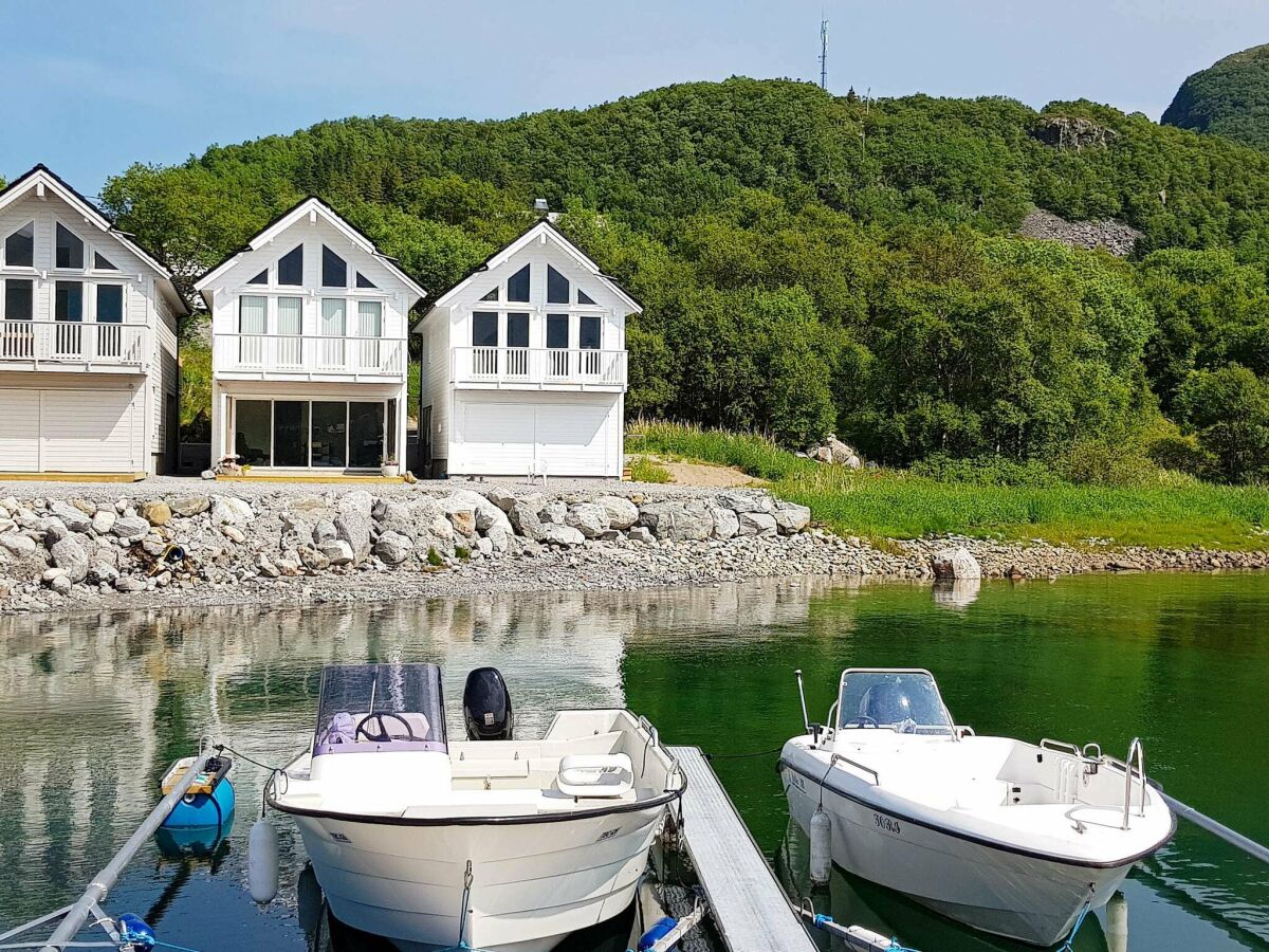 Holiday house 10 person holiday home in Brattvåg
