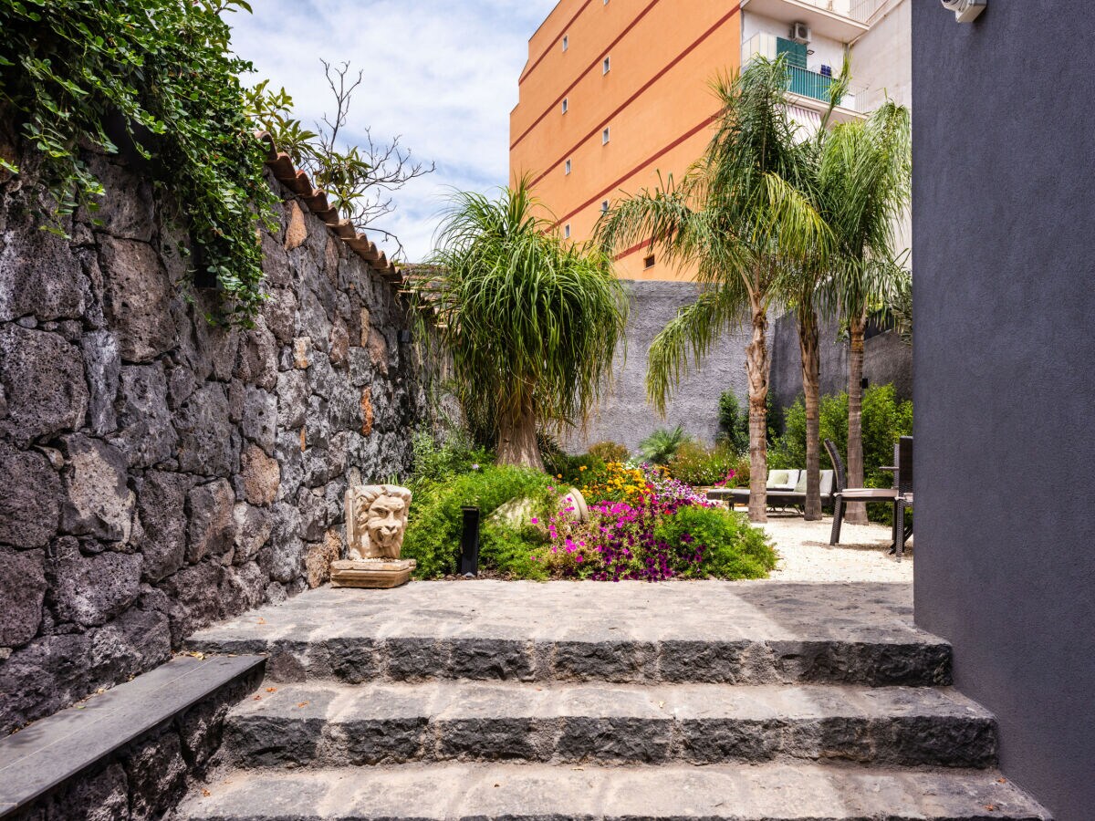 Apartment Leone Apartment with Garden