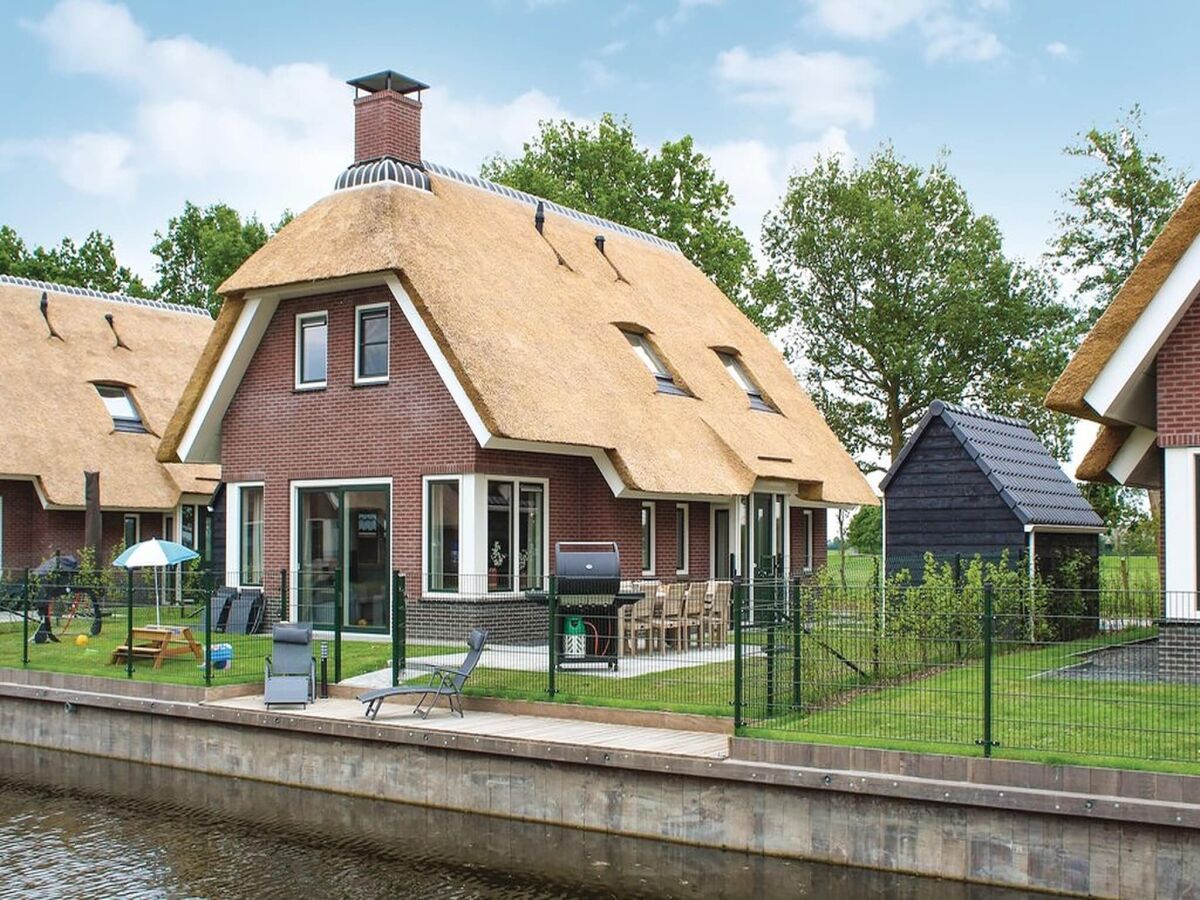 Holiday park Villa in Friesland mit Wassersteg