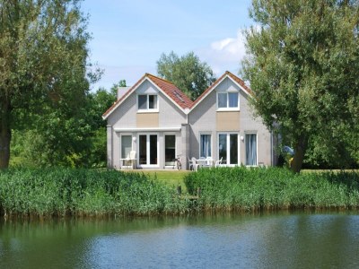 Holiday park Nice holiday home on the water in Friesland - Holiday park