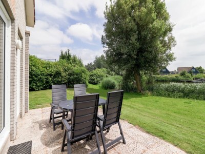 Holiday park Nice holiday home on the water in Friesland - Outdoor photo 7