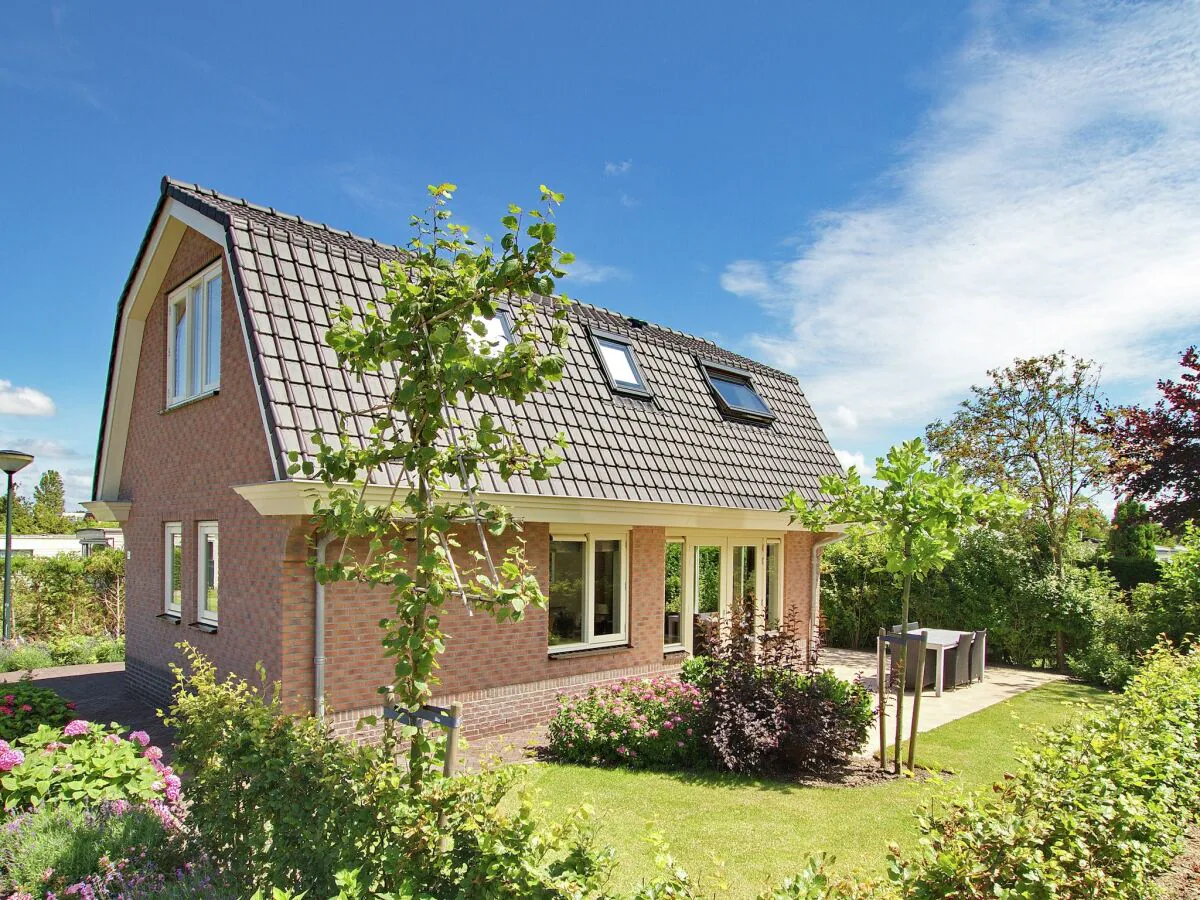 Holiday park Holiday Home in Noordwijk with Sunny Garden