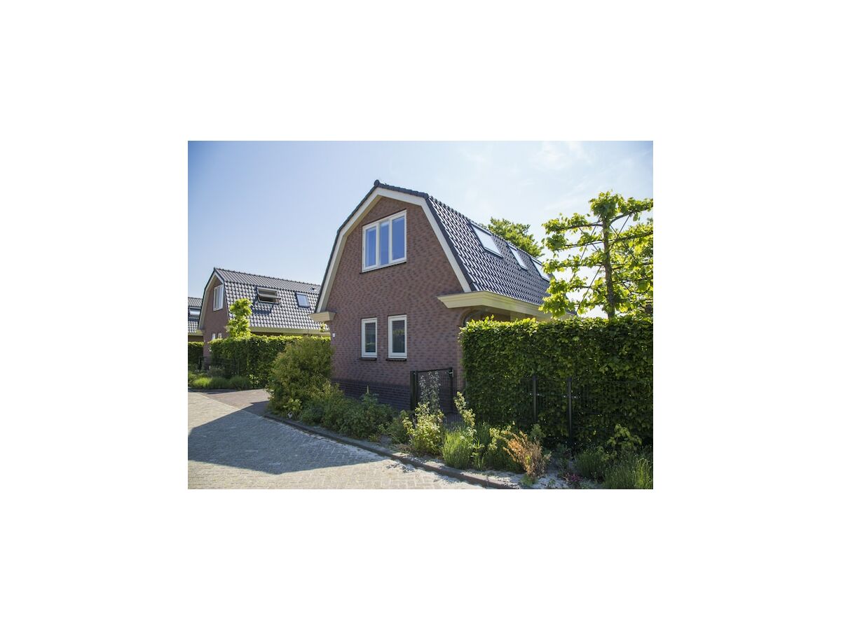 Holiday park Holiday Home in Noordwijk with Sunny Garden - Outdoor photo 4