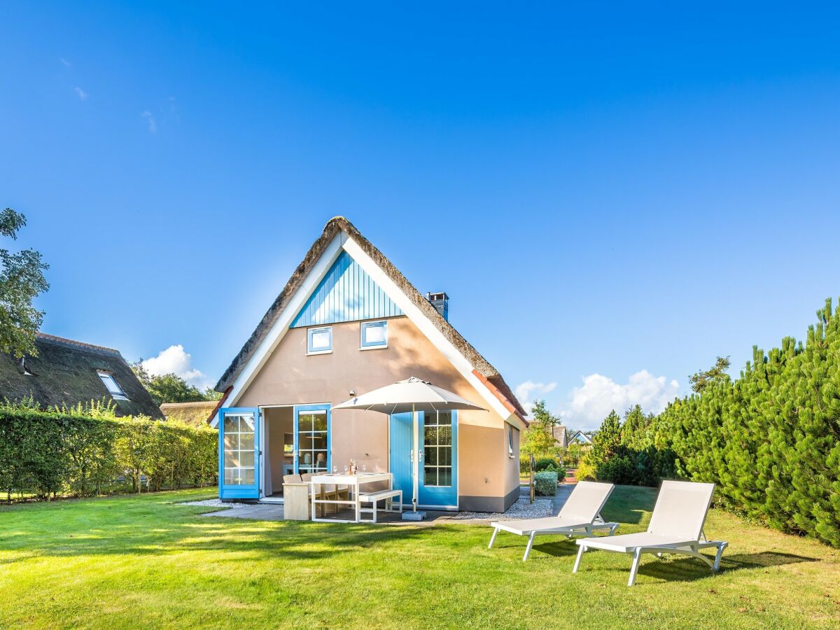 Holiday park Holiday Home on Texel with Spacious Garden - Outdoor photo 4