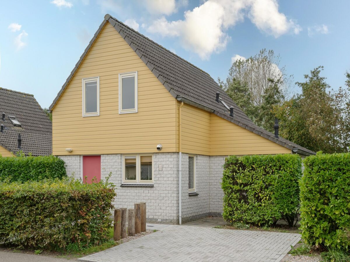 Holiday park Holiday Home in Zeeland with Spacious Garden - Outdoor photo 2