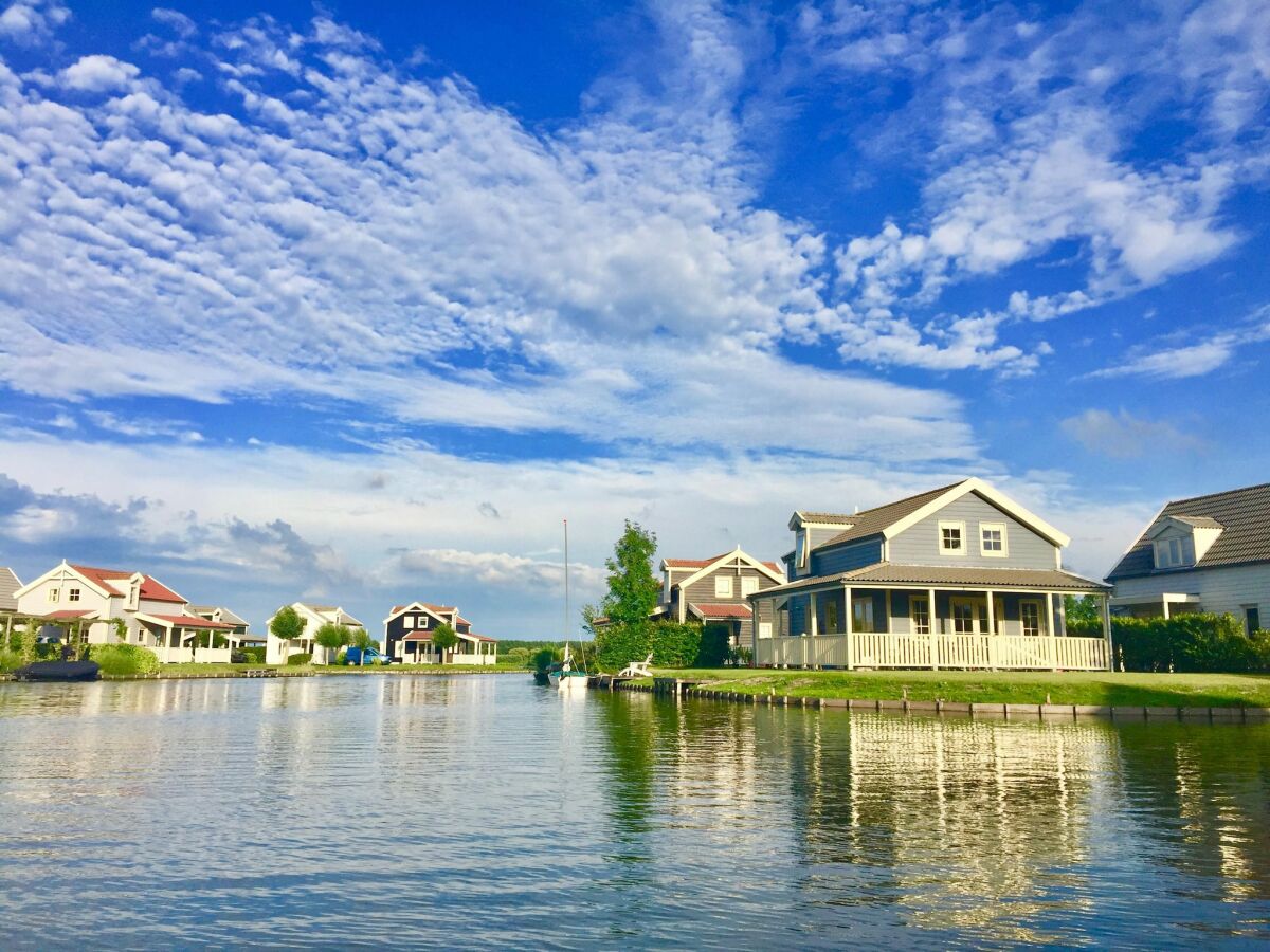 Holiday house Bungalow am Wasser mit Sauna in Holland