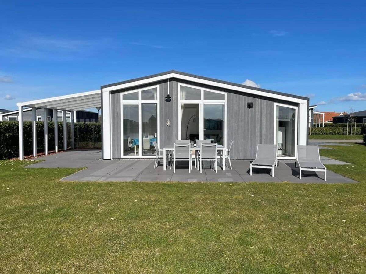Holiday park Chalet in Wemeldinge am Teich für 4 Von Belvilla