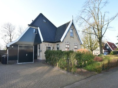 Holiday house Spacious holiday home close to the sea in Burgerbrug - Holiday house