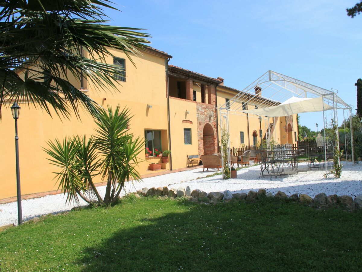 Farmhouse Apartment in Guasticce mit Gemeinschaftspool - Outdoor photo 2
