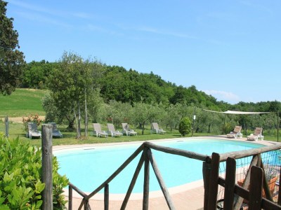 Farmhouse Apartment in Guasticce mit Gemeinschaftspool - Outdoor photo 12