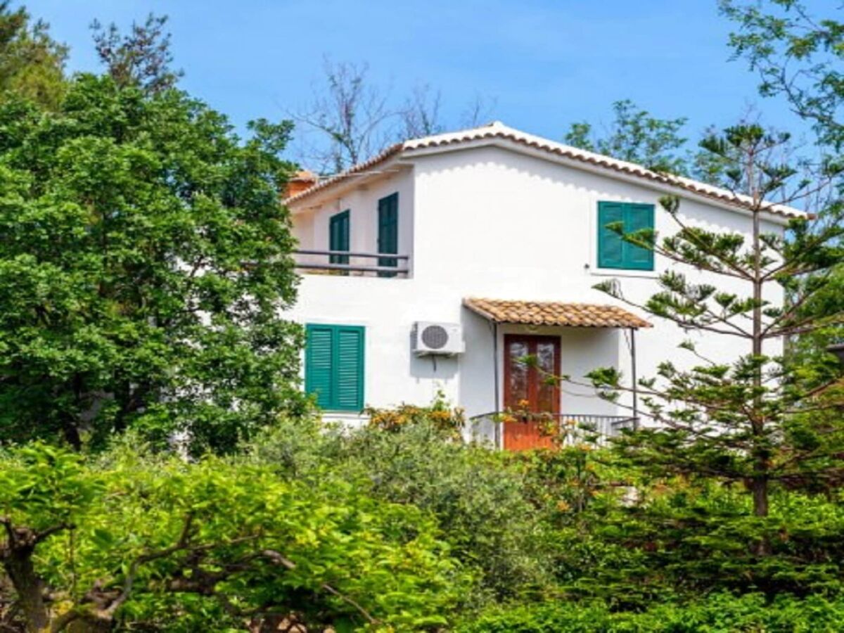Villa Geräumige Villa in Kalabrien mit Gemeinschaftspool