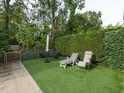 Bungalow Astounding bungalow with garden - Outdoor photo 4