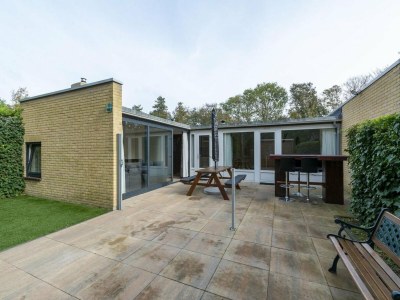 Bungalow Astounding bungalow with garden - Outdoor photo 8