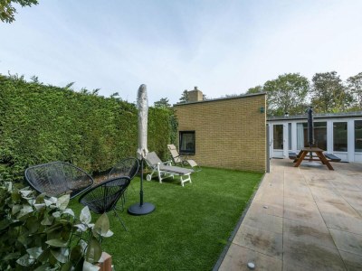 Bungalow Astounding bungalow with garden - Outdoor photo 9