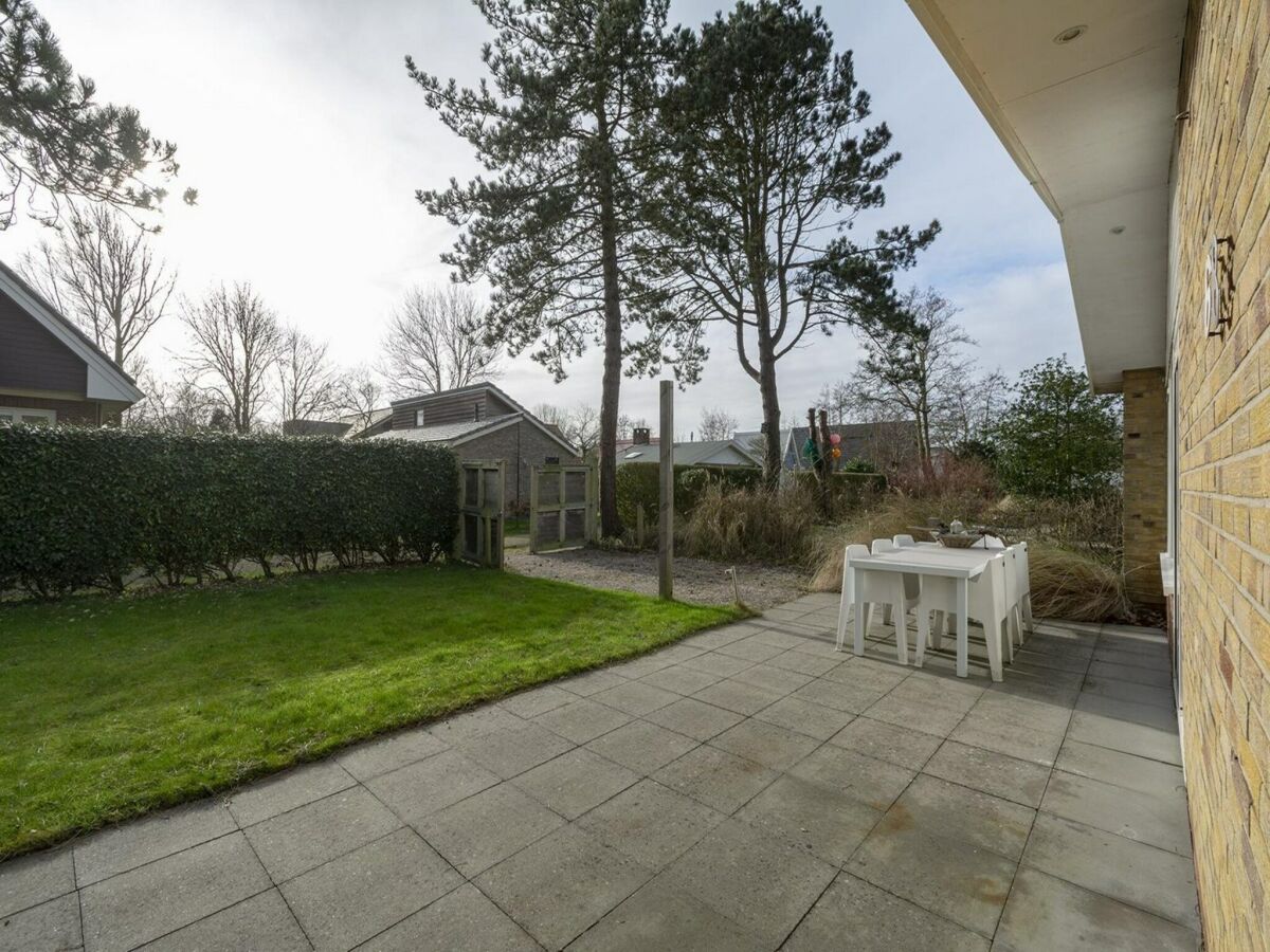 Holiday house Stylish bungalow at Duinland park with patio