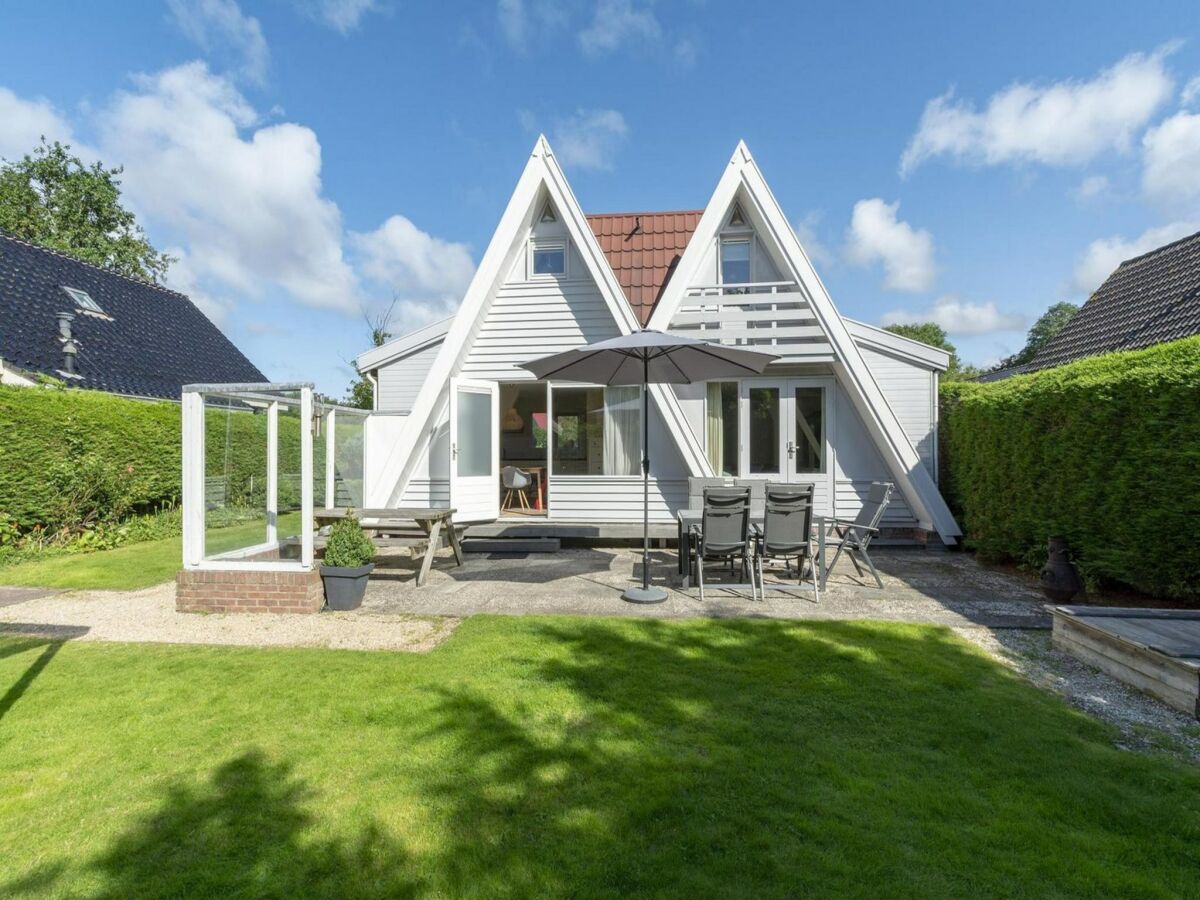 Holiday house Home with beautiful lawn