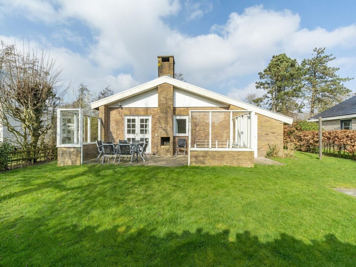 Bungalow Luxury holiday home with patio