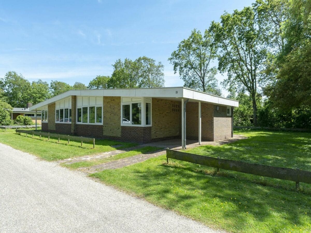 Bungalow Spacious bungalow with lawn - Outdoor photo 3
