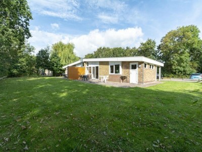 Bungalow Spacious bungalow with lawn - Outdoor photo 20