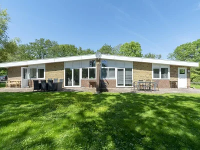 Bungalow Spacious bungalow with lawn - Outdoor photo 23