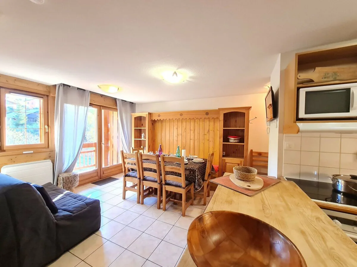 Apartment Spacious Apartment with Balcony