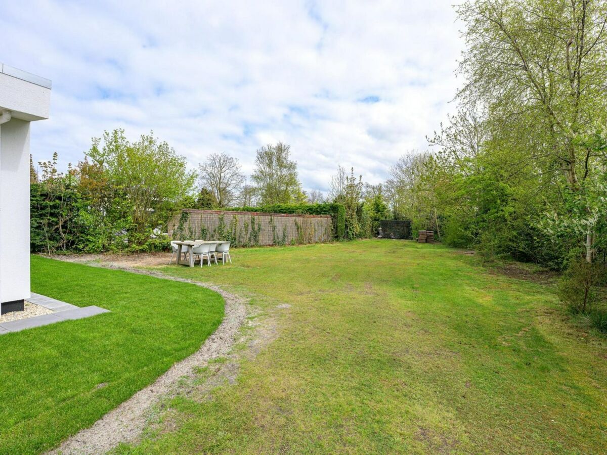 Bungalow Radiant bungalow with garden - Outdoor photo 5
