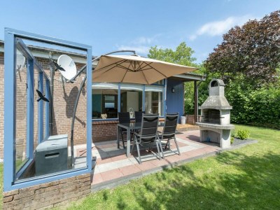 Bungalow Holiday home with enclosed garden in Sint Maartenszee - Bungalow