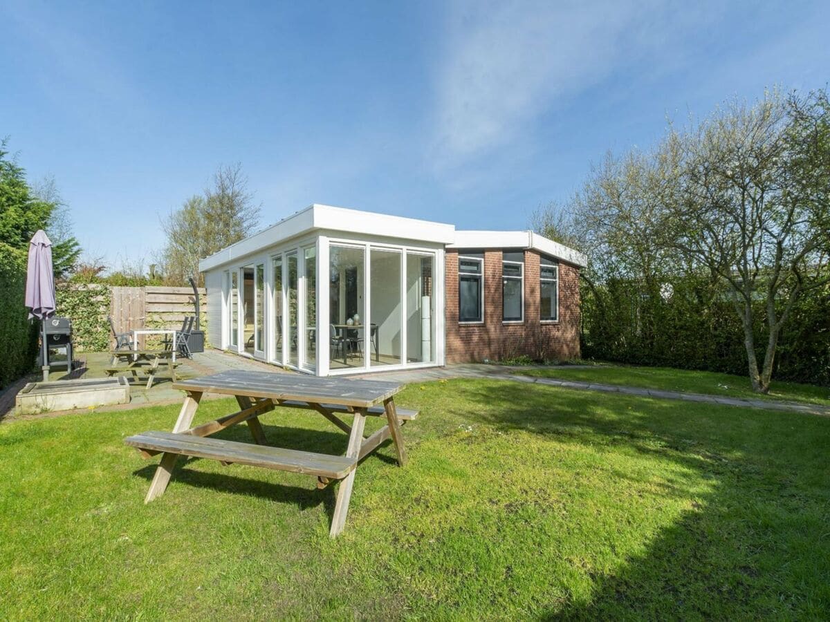 Bungalow Elegant bungalow with sauna and garden