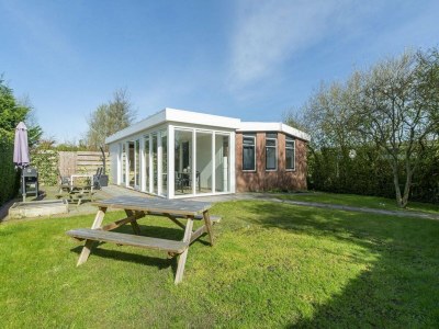 Bungalow Elegant bungalow with sauna and garden in Sint Maartenszee - Bungalow