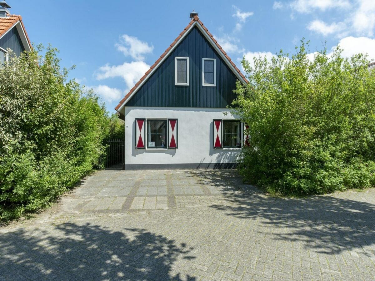 Villa Holiday villa with fenced garden