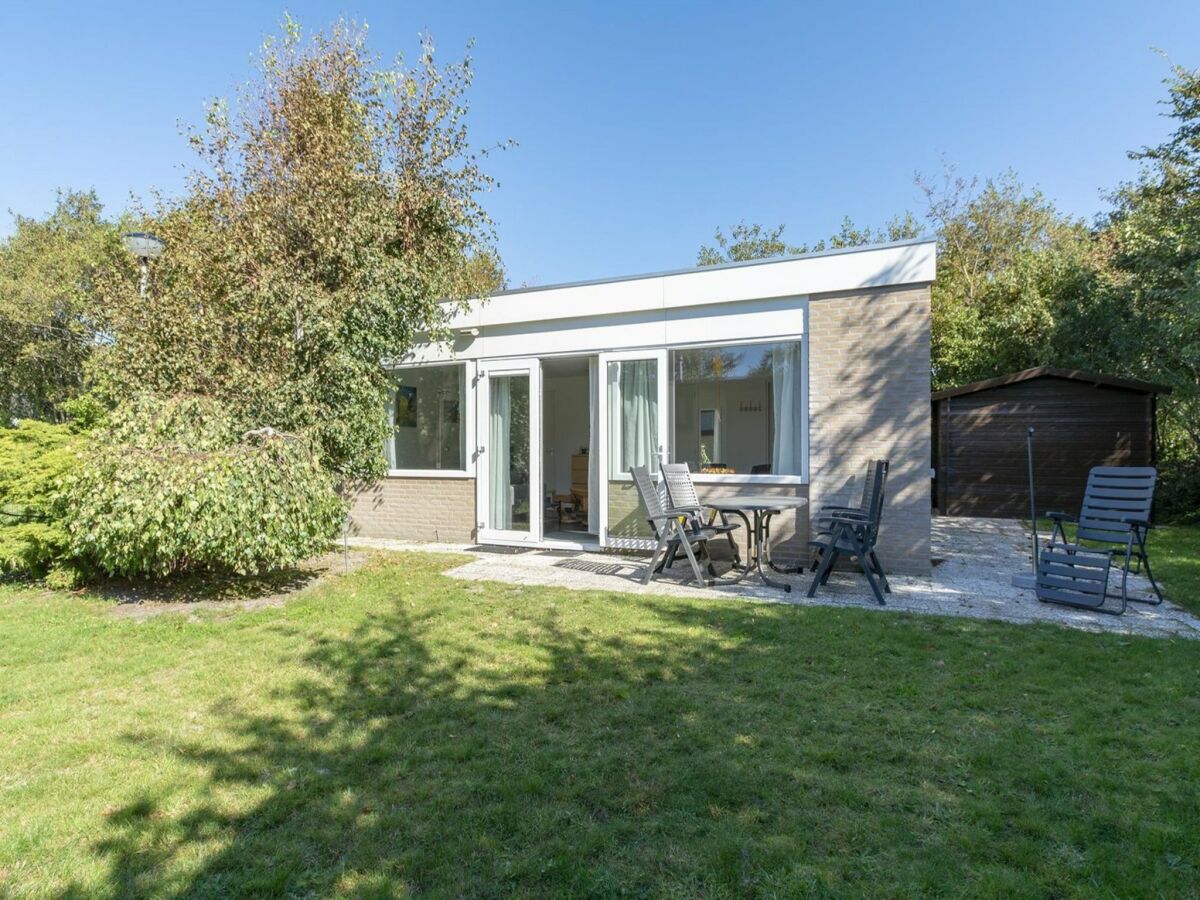 Bungalow Alluring seaside holiday home in Callantsoog