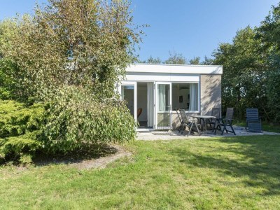 Bungalow Alluring seaside holiday home in Callantsoog - Outdoor photo 6
