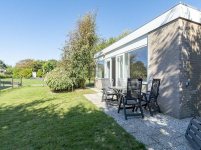 Bungalow Alluring seaside holiday home in Callantsoog - Outdoor photo 8