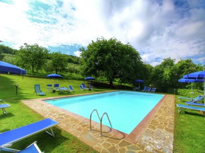 Farmhouse Cottage in Tuscany with patio - Outdoor photo 11