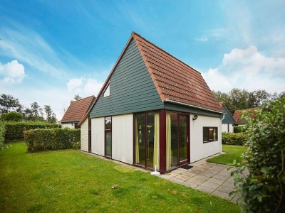 Holiday park Holiday Home in Zeeland near Lake & Sauna in Heinkenszand - Holiday park