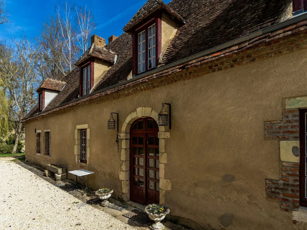 Castle Schönes Schloss in Le Veurdre mit privatem Pool