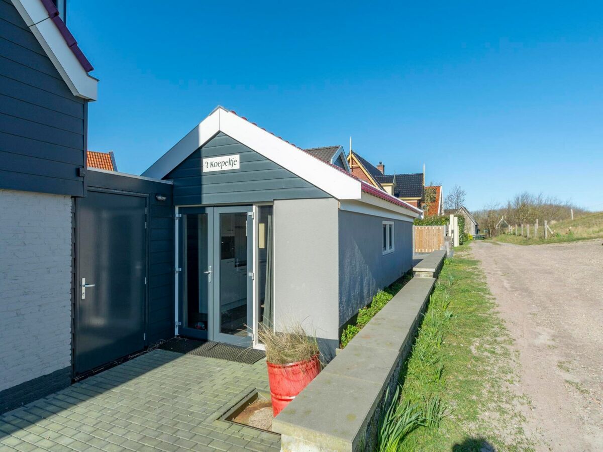 Holiday house Beach house 't Koepeltje near dunes