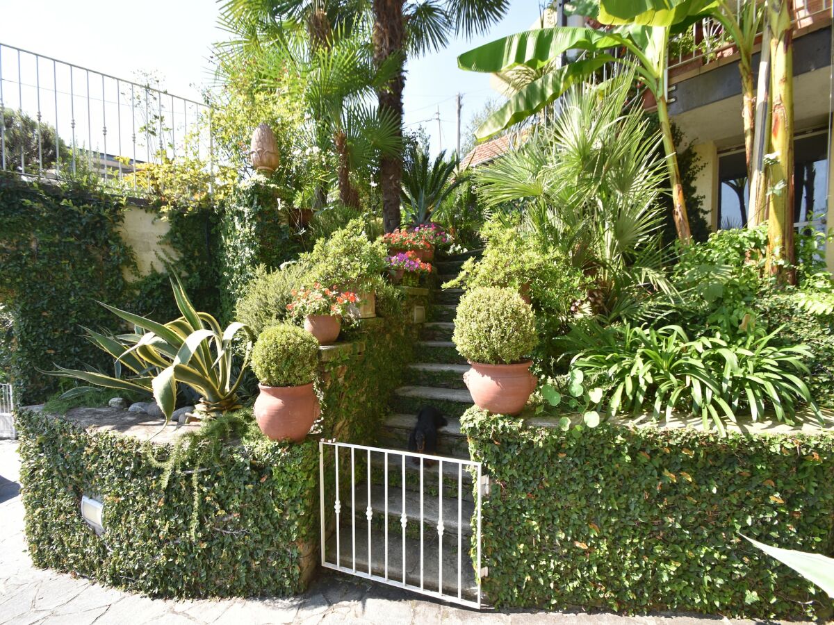 Holiday house Chalet by Lake Maggiore with Garden Views - Outdoor photo 2