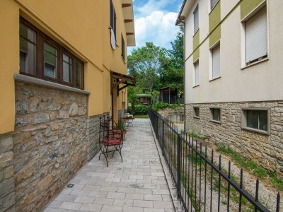 Apartment Chic Apartment with Outdoor Serenity - Outdoor photo 4