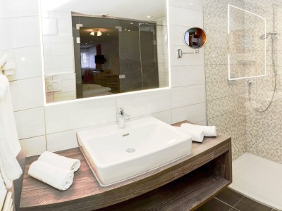 Holiday room Dreibettzimmer mit Dusche od. Bad, WC - Features photo 18
