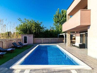 Villa Spacious villa in Pula with heated pool - Outdoor photo 4