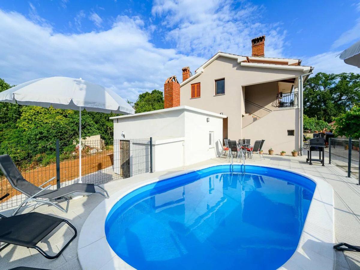 Apartment Spacious Apartment in Markoci - Outdoor photo 2