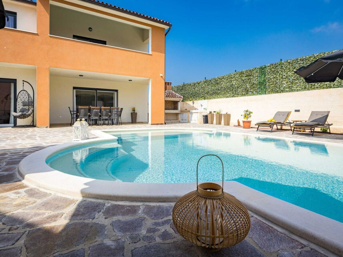 Villa Luxuriöse Villa in Pula mit Pool und Whirlpool