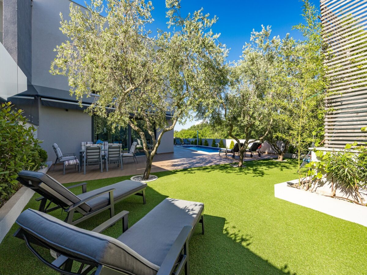 Villa Villa mit Pool, Spielzimmer, Garten