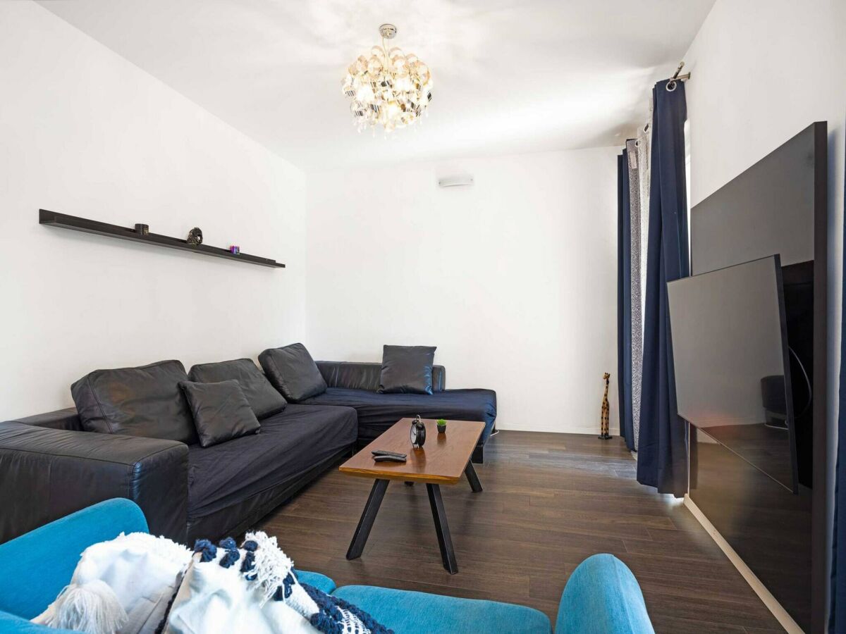 Apartment Spacious apartment in Brodarica with garden