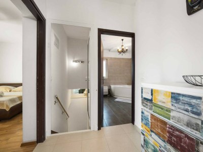 Apartment Spacious apartment in Brodarica with garden - Features photo 23