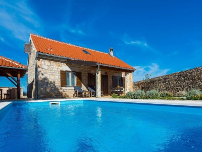 Holiday house Haus mit drei Schlafzimmern und Swimmingpool in Puljane - Holiday house