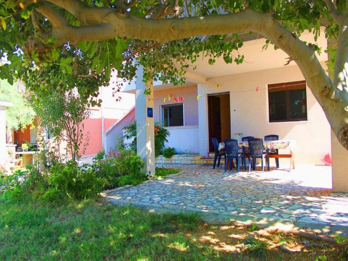 Apartment Apartment in Dinjiška by the Beach