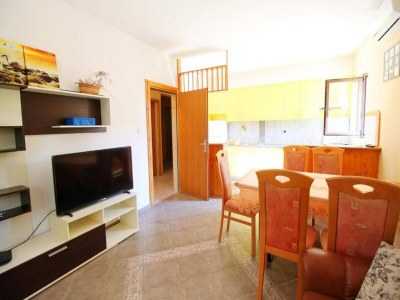 Apartment Apartment in Dinjiška by the Beach - Features photo 7