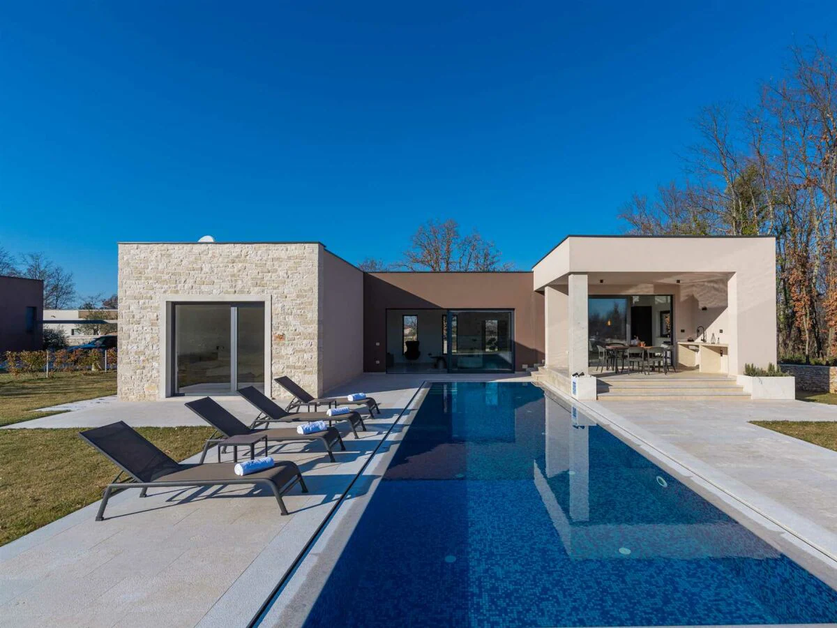 Villa Villa Shiva with a heatde pool